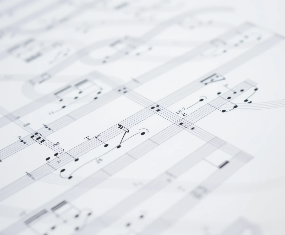 Partitura manuscrita con notación musical clásica, enfoque en un motivo melódico repetitivo